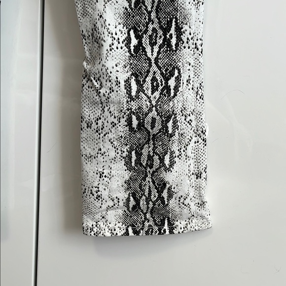 ASHLEY MASON NWOT Snakeskin Print Mid Rise Cropped Flared Denim Jeans, Size 11 - Picture 7 of 9